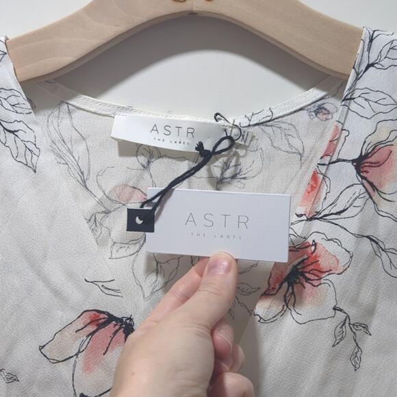 ASTR the Label Flutter Sleeve Crossover Top White Watercolor Floral Women's L - Picture 2 of 8